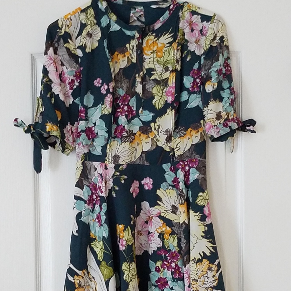 Adorable Guess dress!! - Picture 5 of 7